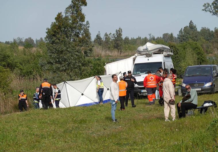 Imagen de las mamparas colocodas para sacar el cuerpo localizado en el río Guadiana.