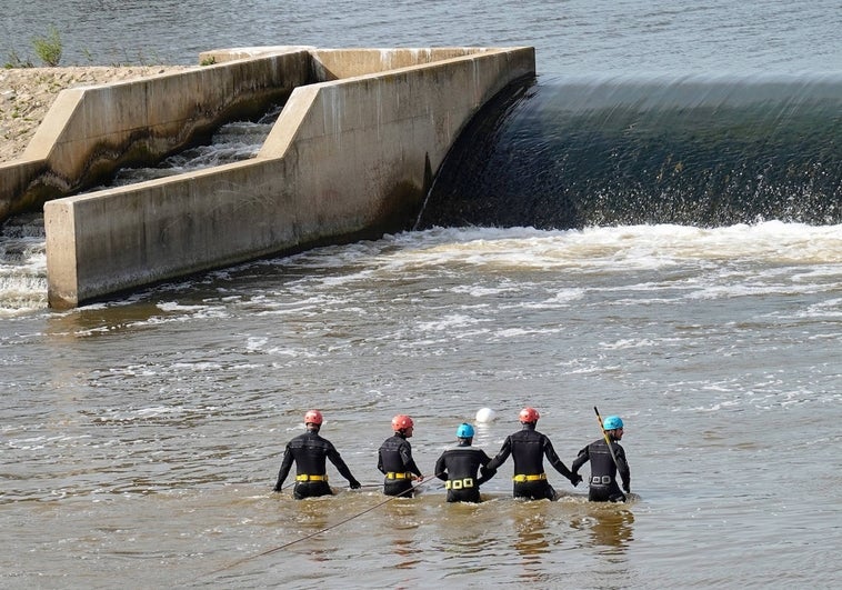 Bomberos del Ayuntamiento de Badajoz rastreando el río durante la búsqueda de José María Silva.