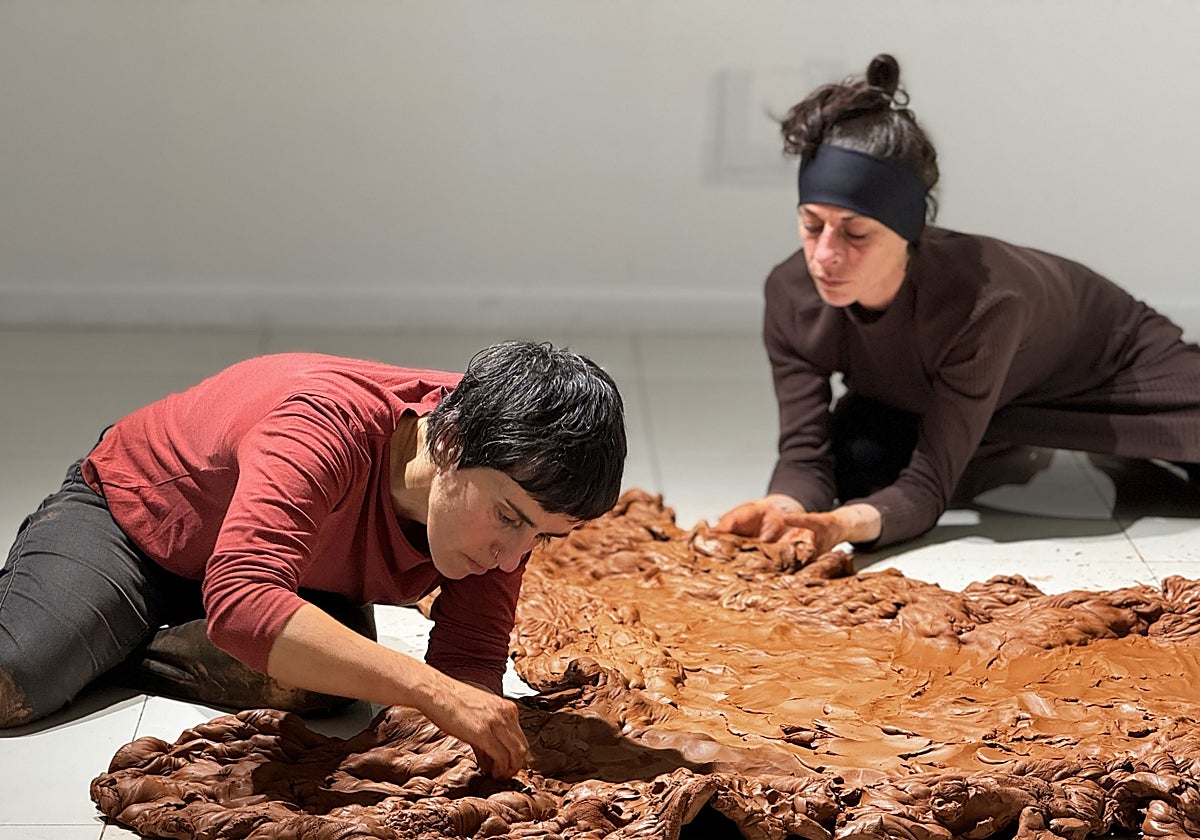 Inauguración de la nueva exposición de Isabel León en la sala El Brocense de Cáceres.