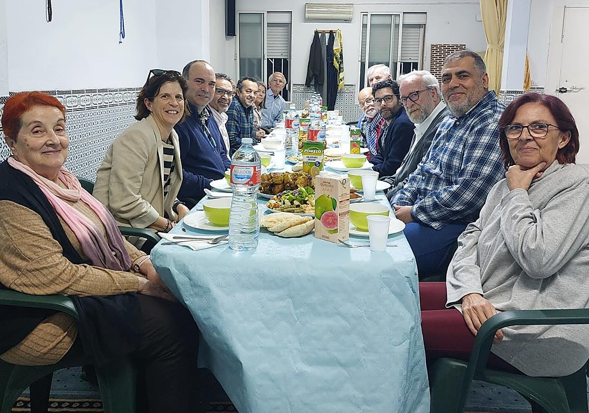 Imagen principal - La fe se sirve a mesa puesta en Badajoz