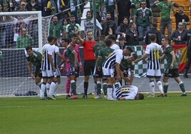 Toni Jou, uno de los ausentes este sábado, se lamenta en el césped en el partido de la primera vuelta.