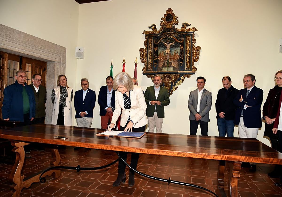 Victoria Bazaga, consejera de Cultura, firma el documento de compromiso insitucional.