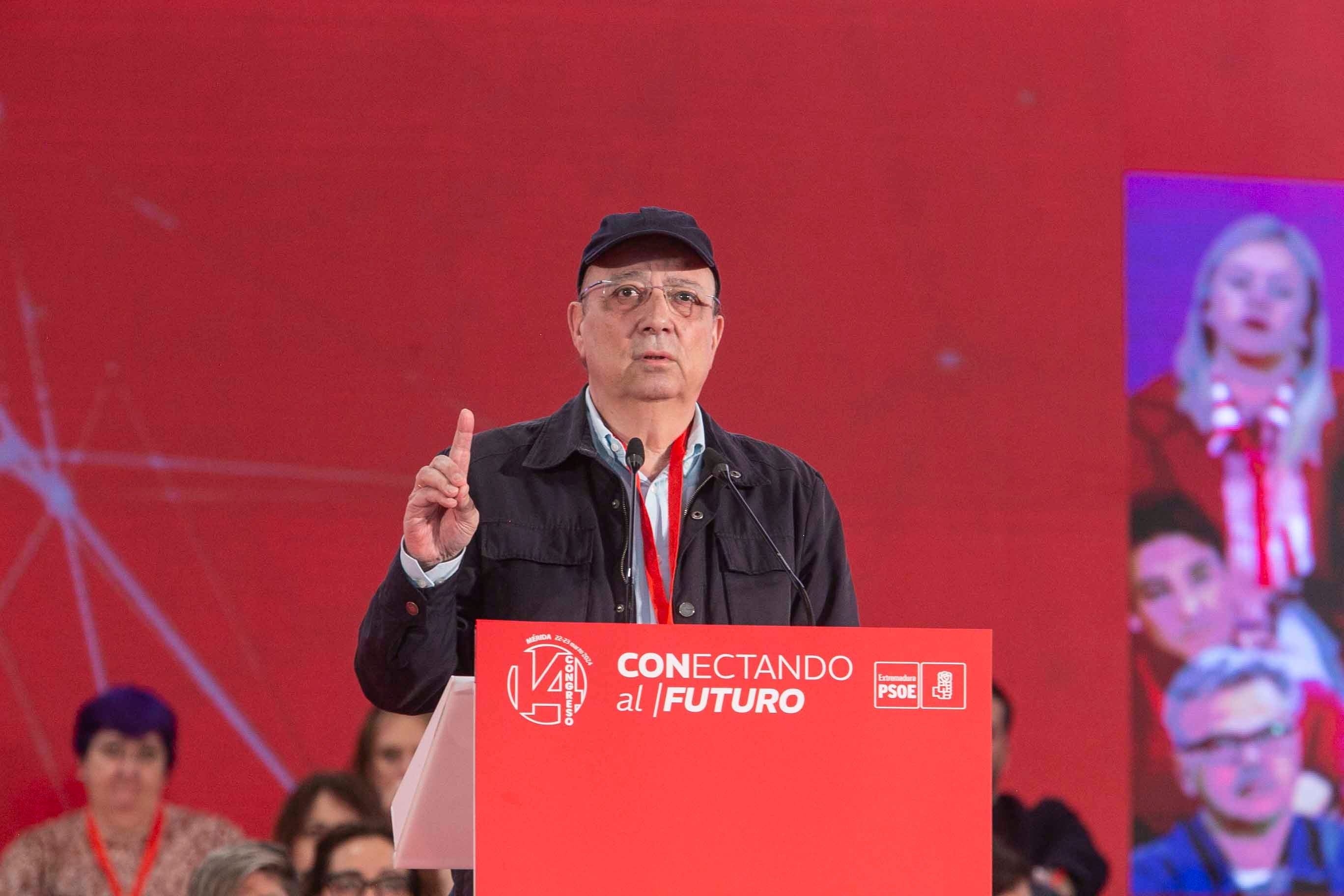 Vara se despide de la secretaría general del PSOE extremeño y cede el relevo a Gallardo