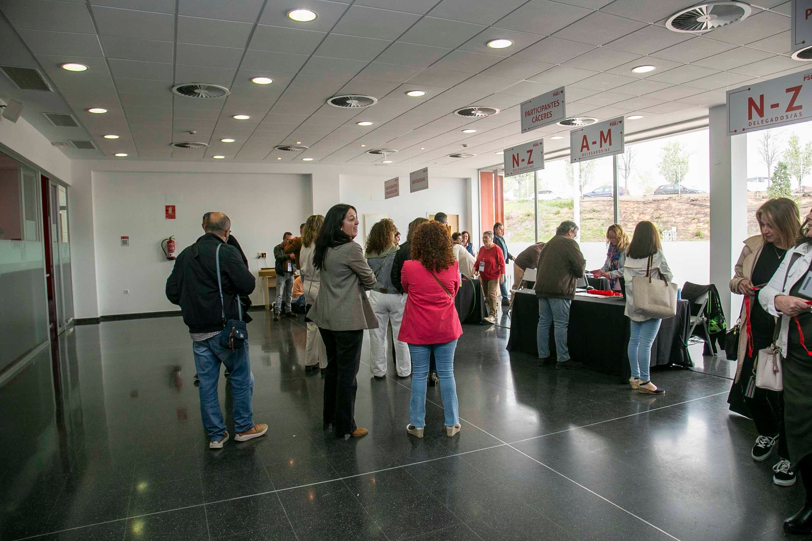 Vara se despide de la secretaría general del PSOE extremeño y cede el relevo a Gallardo