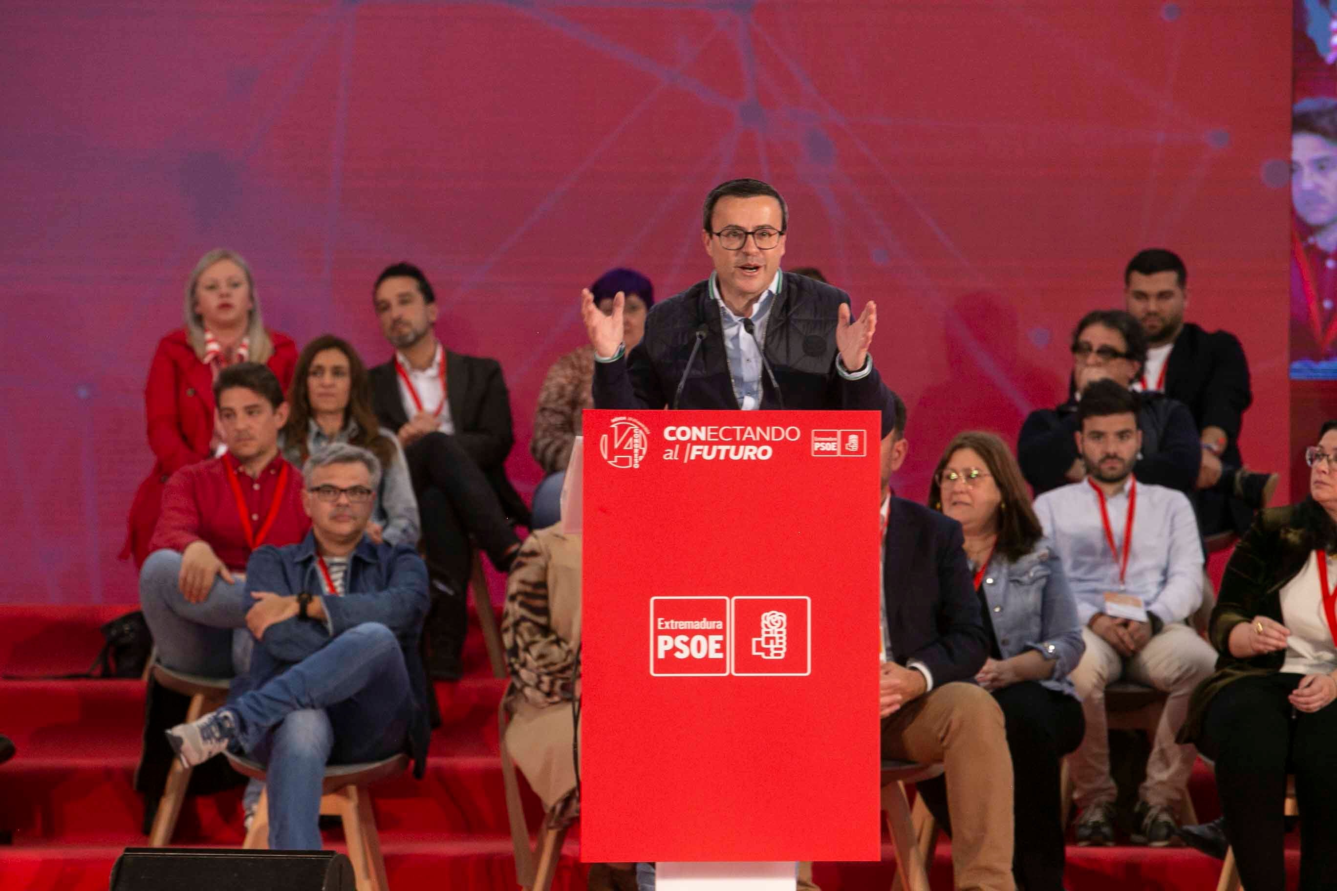 Vara se despide de la secretaría general del PSOE extremeño y cede el relevo a Gallardo