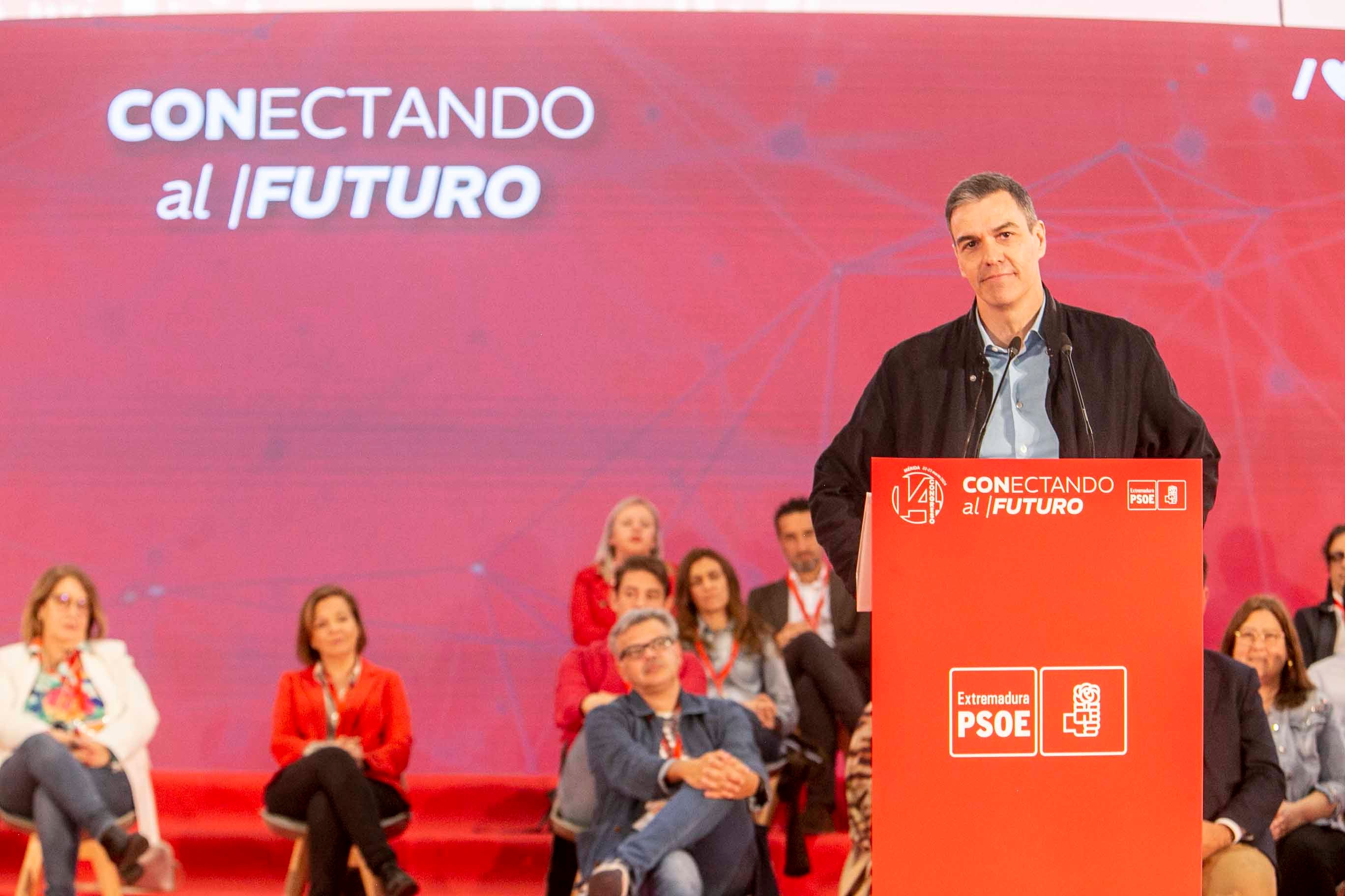 Vara se despide de la secretaría general del PSOE extremeño y cede el relevo a Gallardo