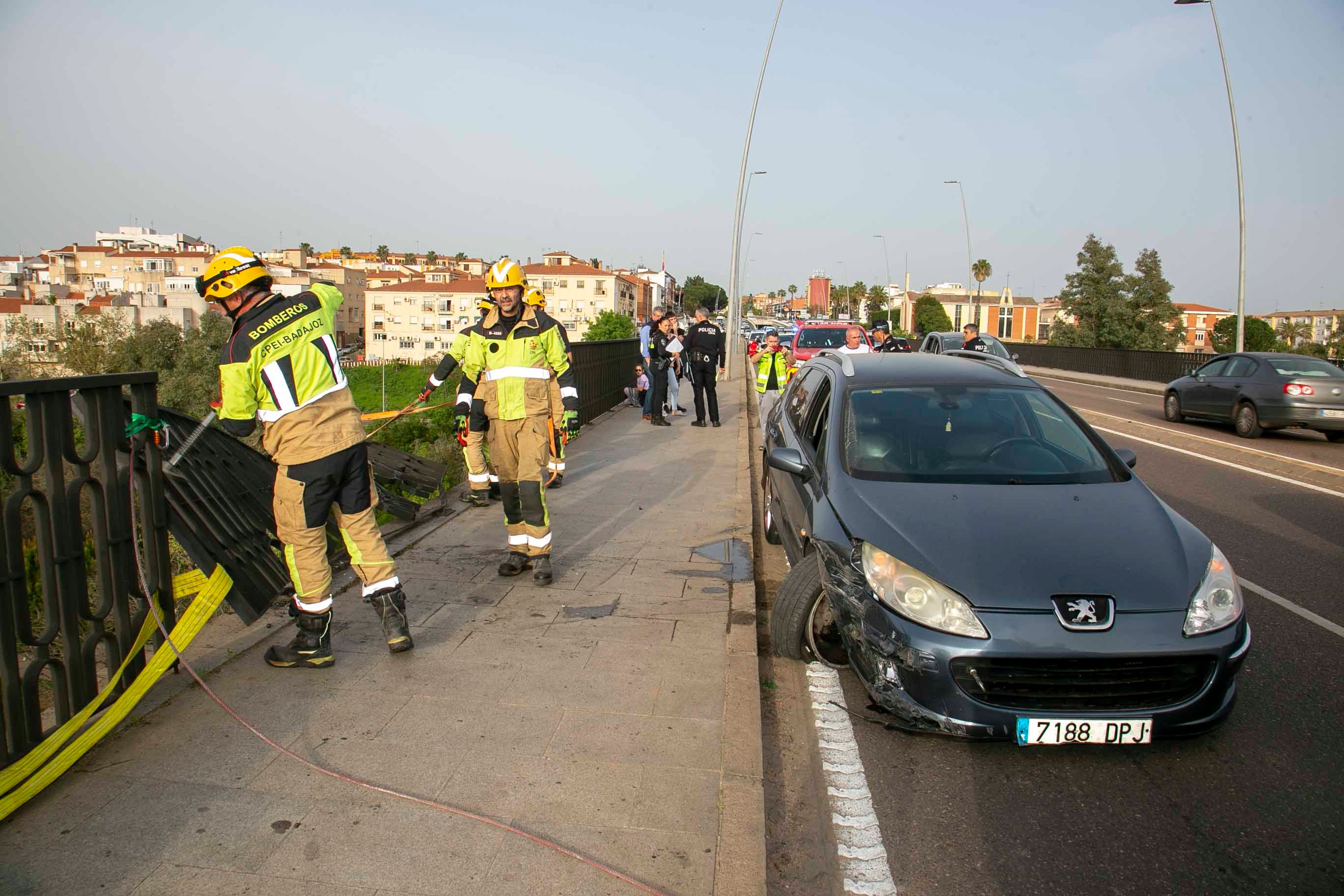 La estructura de hierro del Puente Fernández Casado evita que un vehículo caiga
