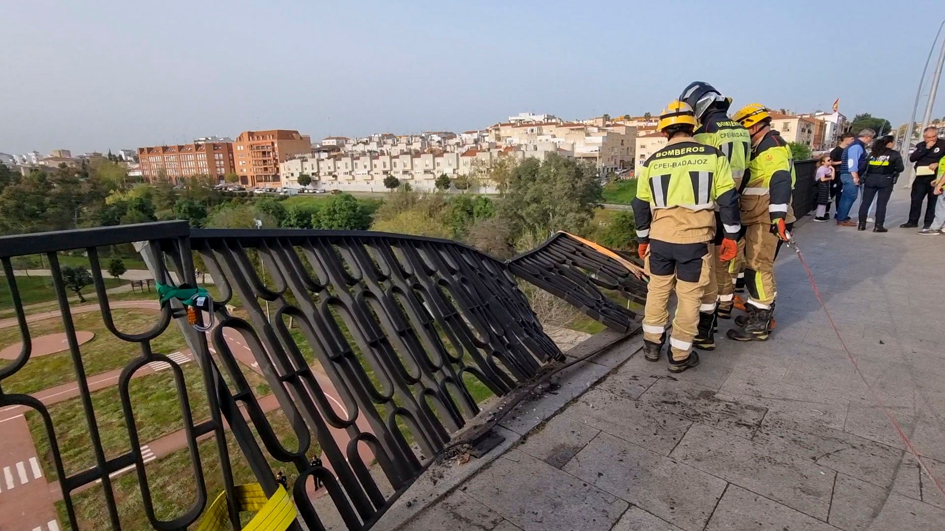 La estructura de hierro del Puente Fernández Casado evita que un vehículo caiga