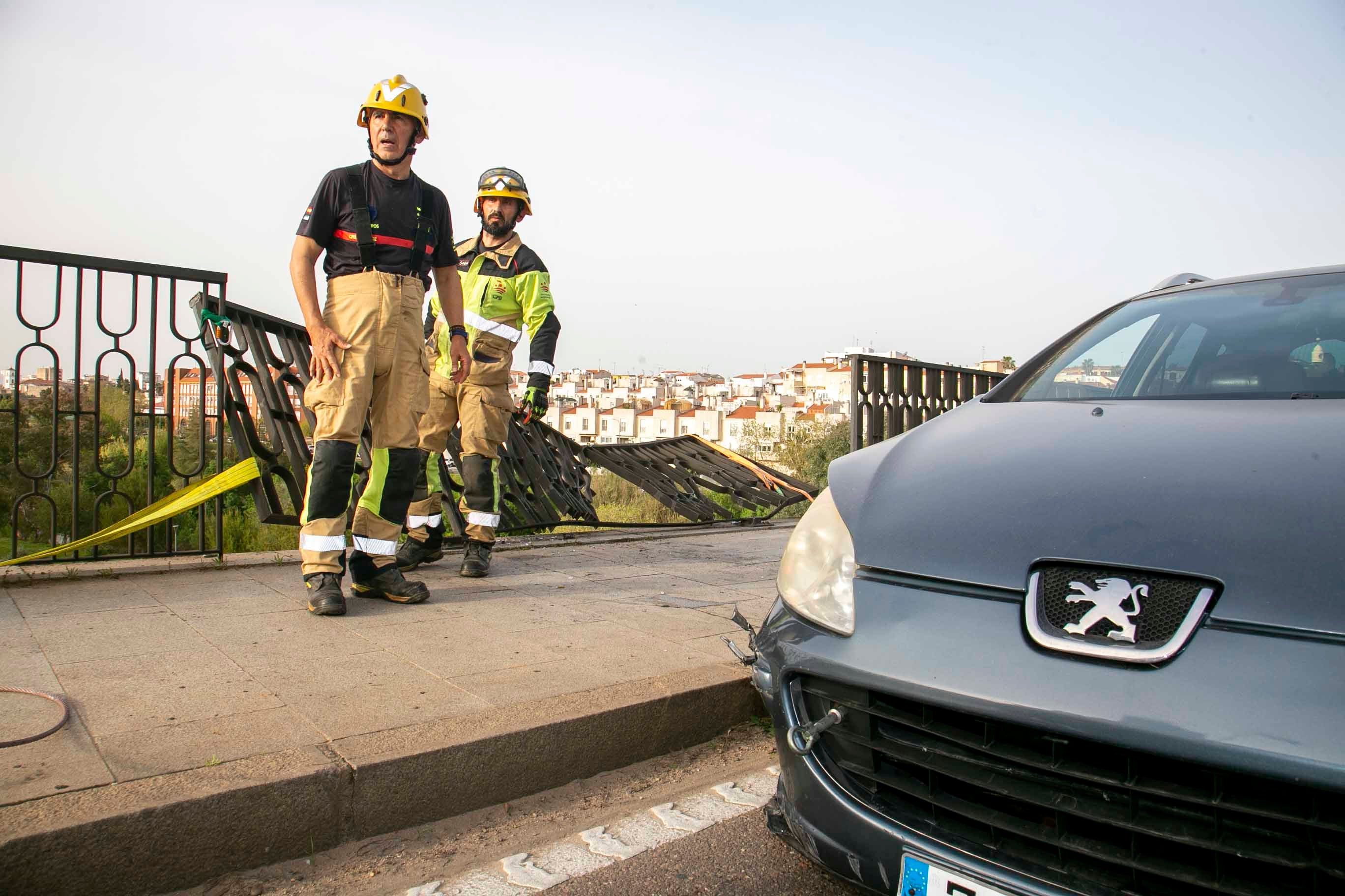 La estructura de hierro del Puente Fernández Casado evita que un vehículo caiga