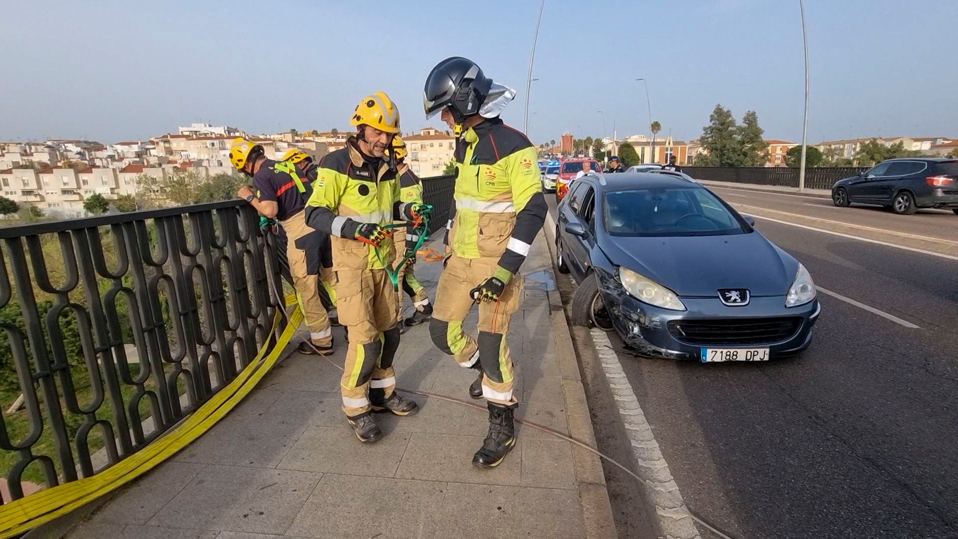 La estructura de hierro del Puente Fernández Casado evita que un vehículo caiga