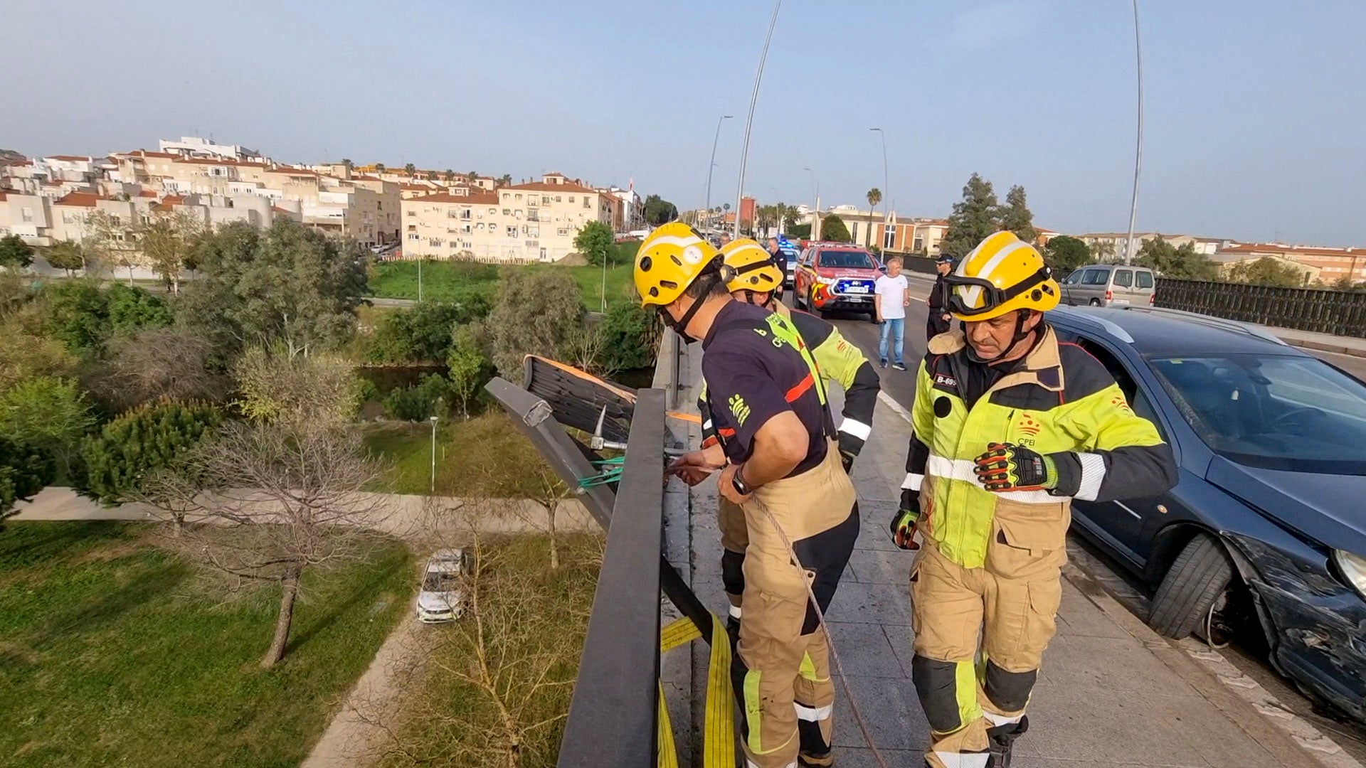 La estructura de hierro del Puente Fernández Casado evita que un vehículo caiga