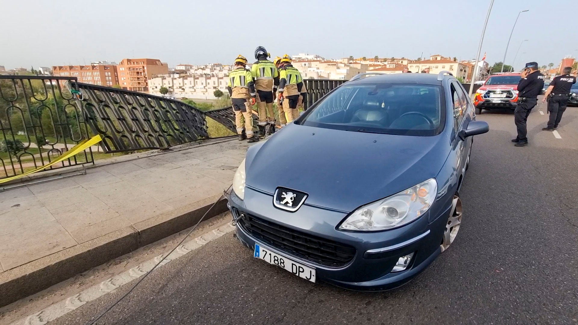 La estructura de hierro del Puente Fernández Casado evita que un vehículo caiga