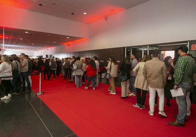 Colas para votar las listas presentadas en los diferentes órganos del PSOE