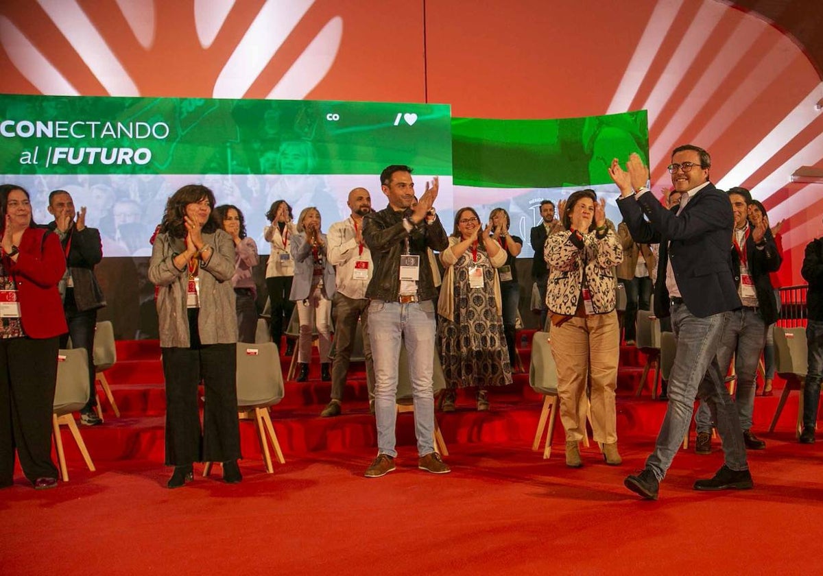 Gallardo saluda a los delegados socialistas en el congreso de ayer en Mérida. Pasa próximo a Eva Pérez, Manuel Borrego y Begoña García Bernal.