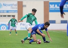 Mario González pelea por un balón en el partido de la primera vuelta contra el Getafe B.