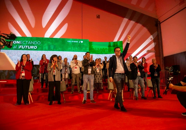 Miguel Ángel Gallardo, con los integrantes de la Ejecutiva Regional.