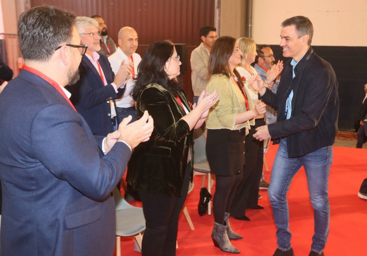 Pedro Sánchez, con Lara Garlito y Marisol Mateos, en el congreso socialista.