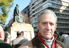 Delfín Hernández Hernández junto a la estatua de José María Gabriel y Galán en el Paseo de Cánovas de Cáceres.