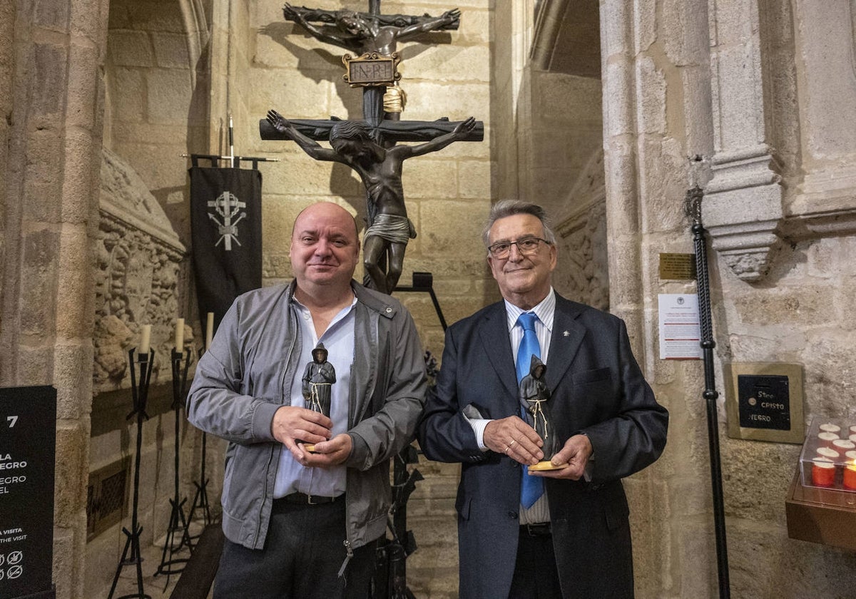 Los dos premiados por la cofradía del Cristo Negro.