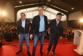 De izquierda a derecha, Miguel Ánge Gallardo, Pedro Sánchez y Guillermo Fernández Vara esta mañana, en Ifeme, en Mérida.