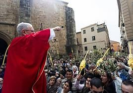 Domingo de Ramos | Miles de cacereños acompañan a la Burrina en Cáceres (I)
