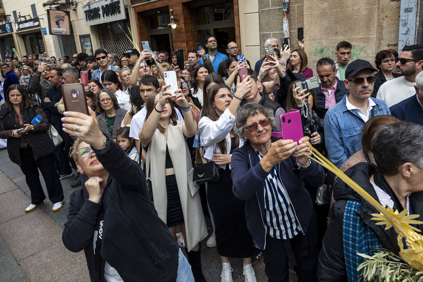 Domingo de Ramos | Miles de cacereños acompañan a la Burrina en Cáceres (II)