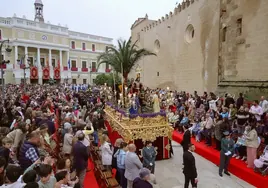 La Borriquita hace su entrada en una plaza de España repleta de público.