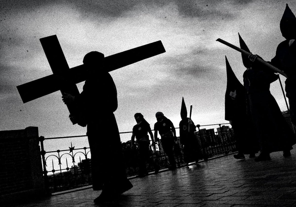 La procesión a su paso por el Puente de Palmas en una imagen de archivo.