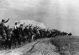 Campesinos extremeños con el puño en alto en 1936.