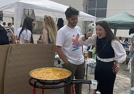 Una chica prueba qué tal ha quedado el punto del arroz