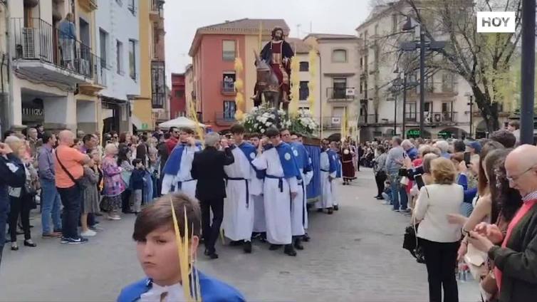 La procesión de la borriquita llena de devoción las calles de Plasencia