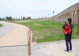 Una paseante por la zona del acueducto de San Lázaro hace una foto al nuevo parque.