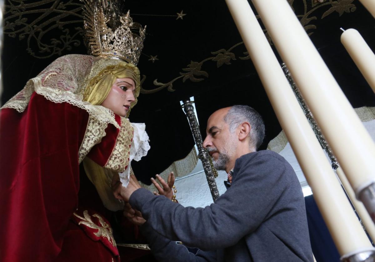 Ángel de las Heras vistiendo a la virgen del Calvario.