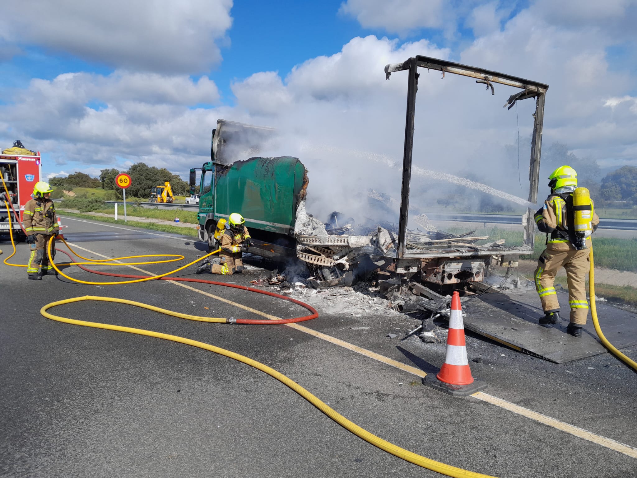 Así ha quedado el camión incendiado que ha obligado a cortar la EX-A1