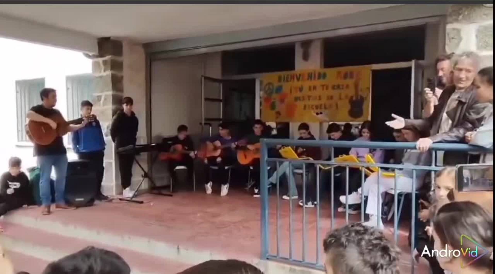 Los niños del colegio Piornal reciben a Robe Iniesta y Albert Fuentes