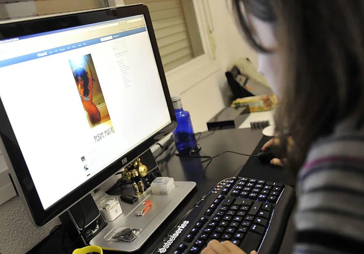 Imagen de archvio de una joven navegando por la red.