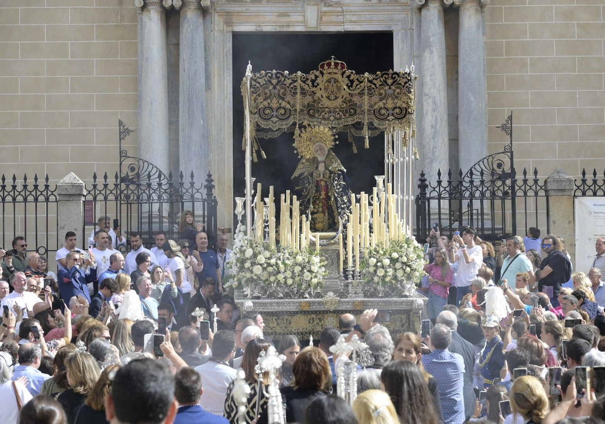 La Virgen de la Soledad a las puertas de la Catedral de Badajoz.