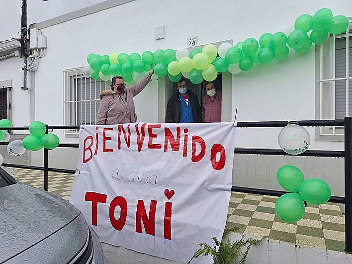 Toni Correa, junto a su madre y hermana, a su llegada este miércoles de vuelta a su casa.