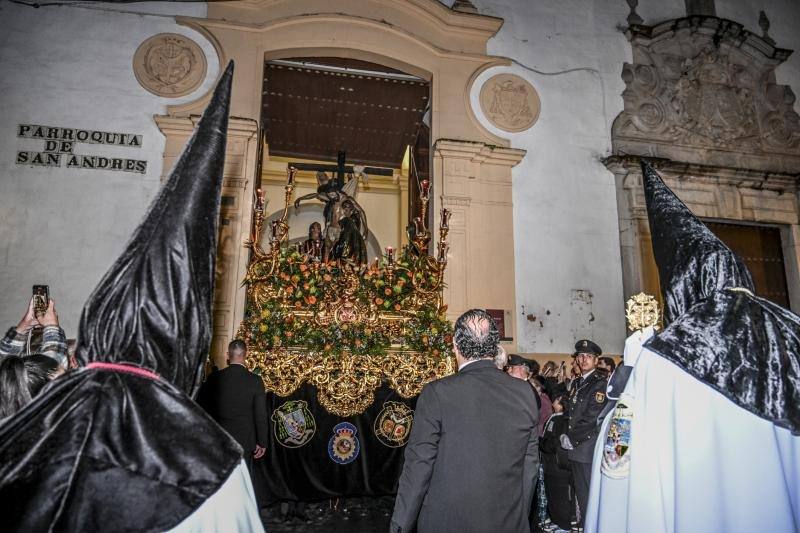 La Esperanza y el Descendimiento aprovecharon un claro para desfilar en Badajoz