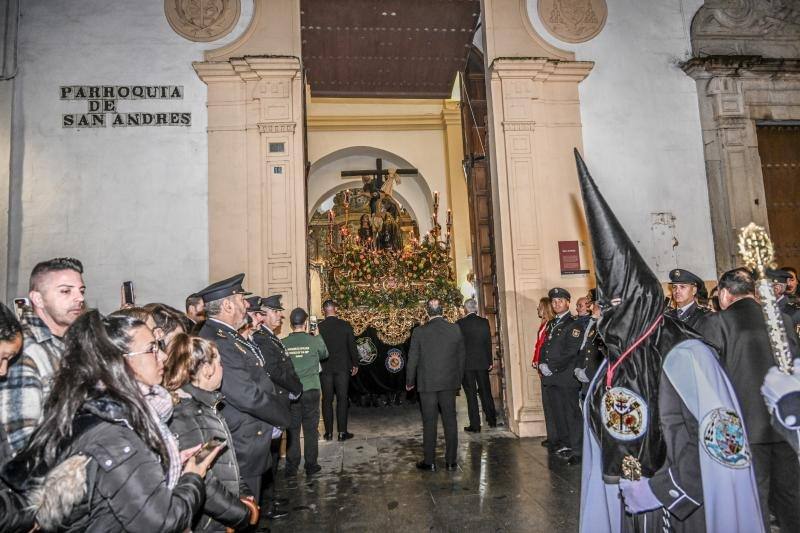 La Esperanza y el Descendimiento aprovecharon un claro para desfilar en Badajoz