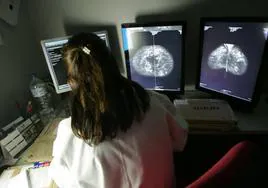 Realización de prueba de imagen para el diagnóstico de cáncer de mama.