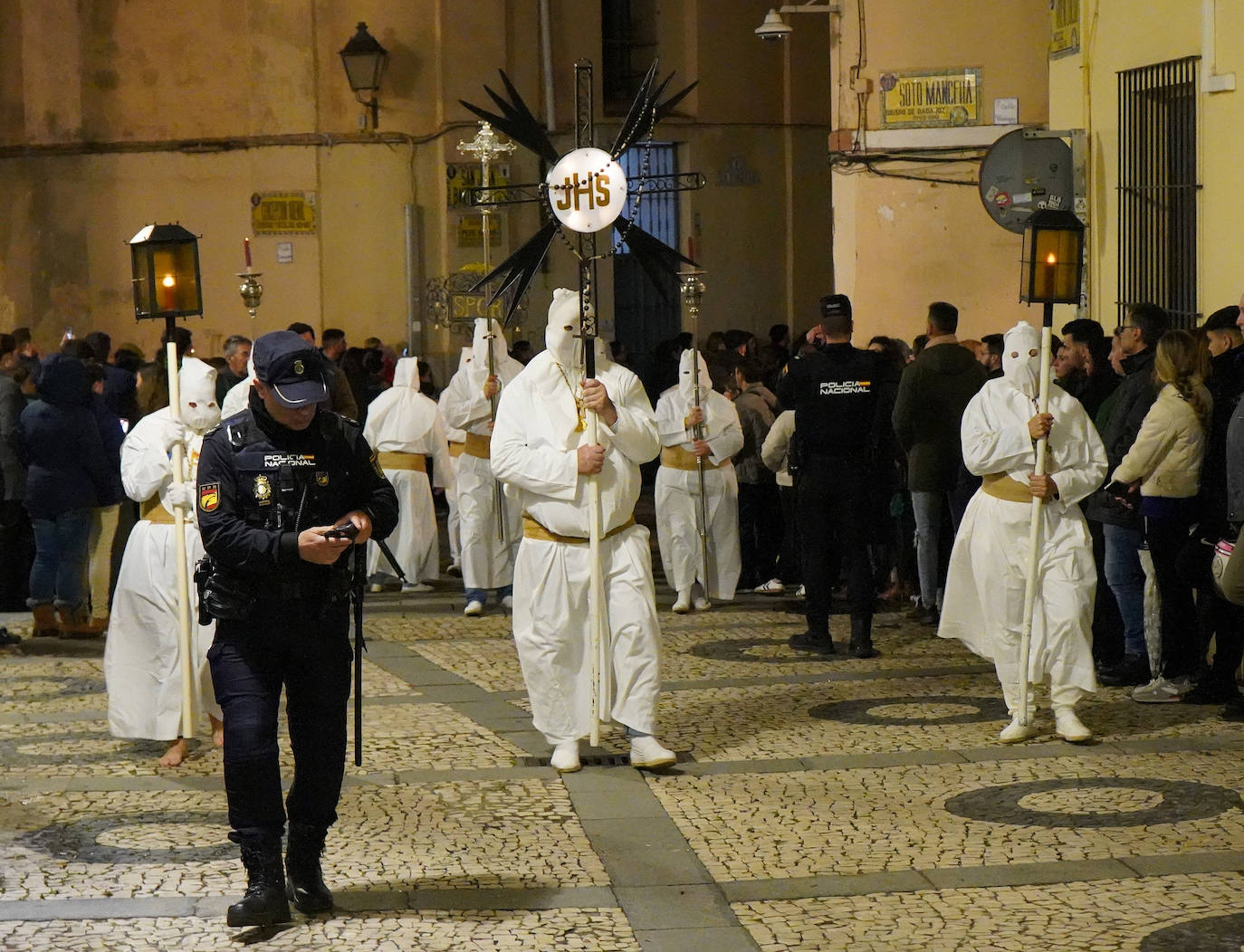 Este año fueron menos que en otras ocasiones y aunque la imagen tuvo que desfilar cubierta por un plástico en parte del itinerario, la hermandad que tiene su sede en la parroquia de la Concepción mantuvo sus planes y realizó la estación de penitencia.