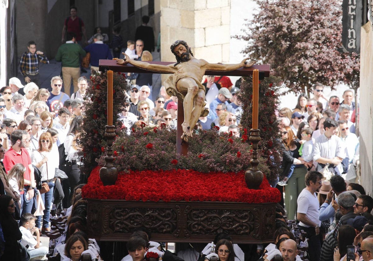 Procesión del Cristo de los Estudiantes, en 2023, a su salida de Santo Domingo.