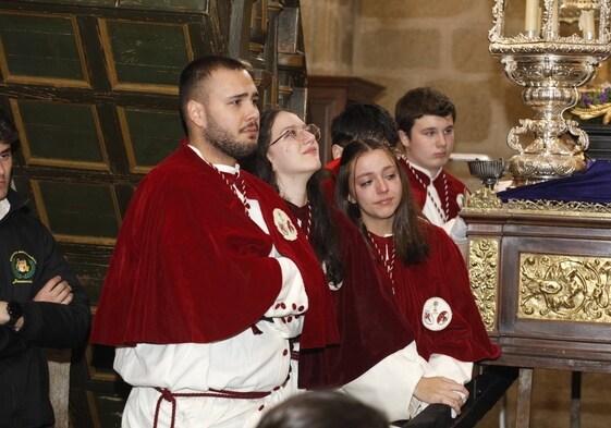 Hermanos de la Sagrada Cena, emocionados tras la suspensión de la procesión.