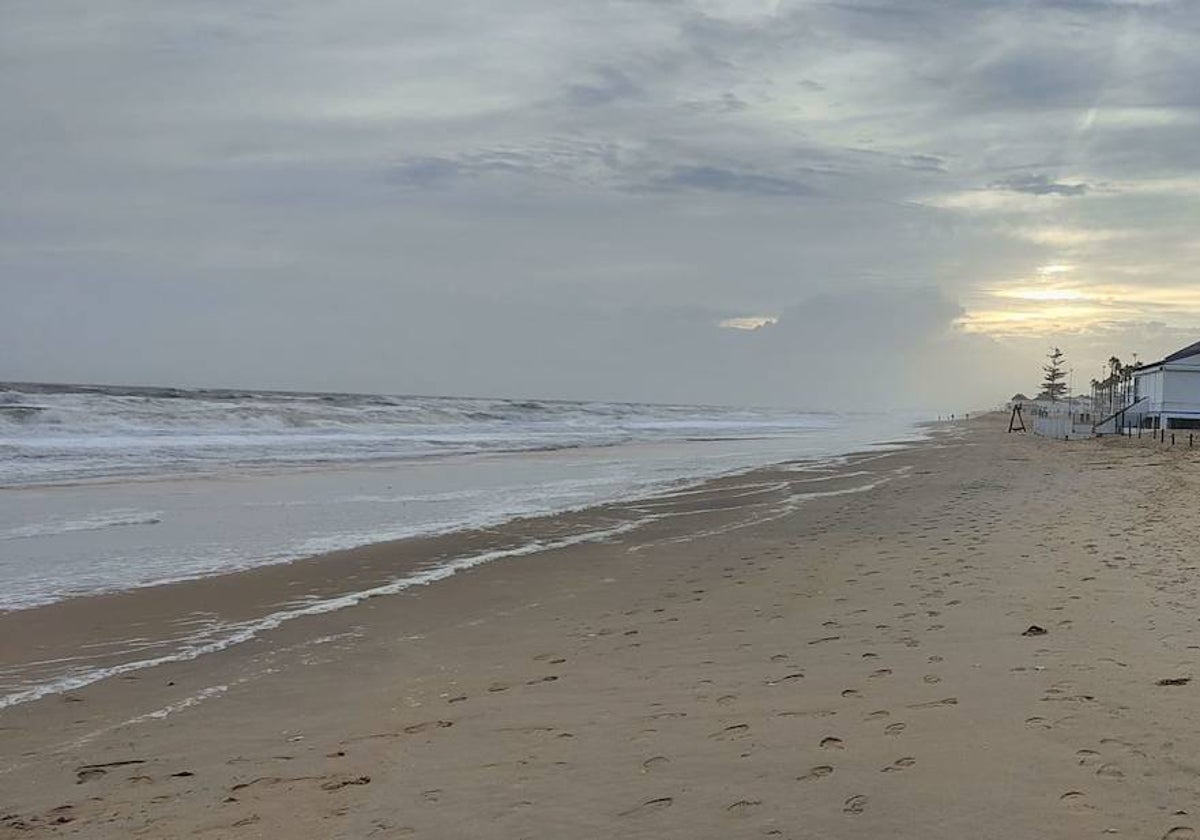 Playa de La Antilla por la tarde este Jueves Santo.