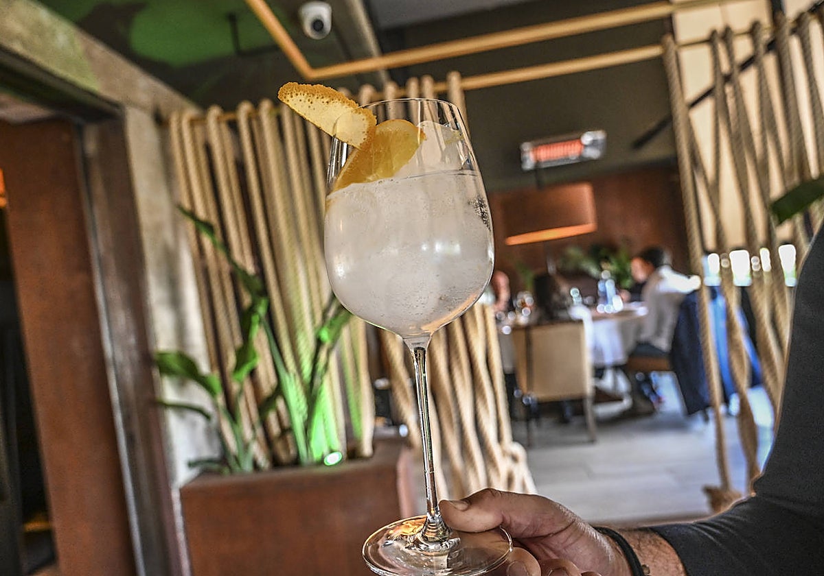 Comensales al fondo del restaurante Camaleónico, en Badajoz, este Jueves Santo.