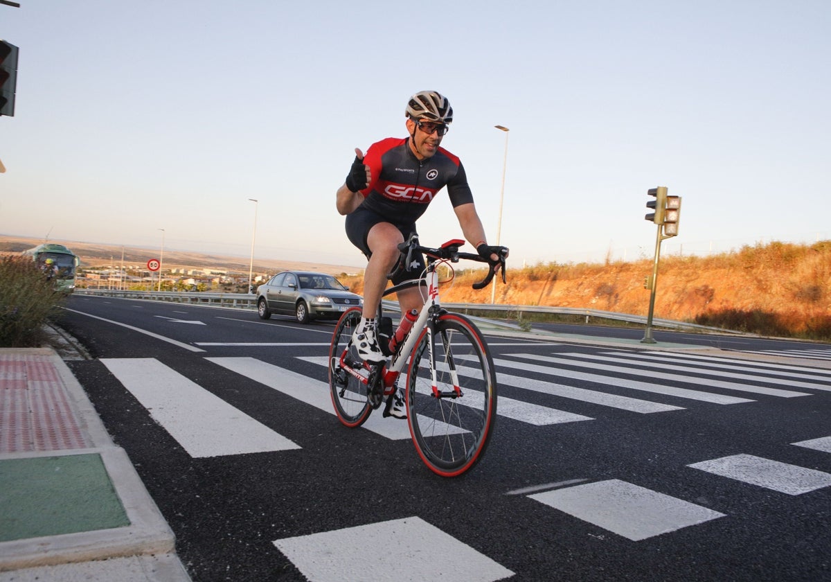 Un ciclista pasea por el tramo de la Ronda Sureste ya operativo.