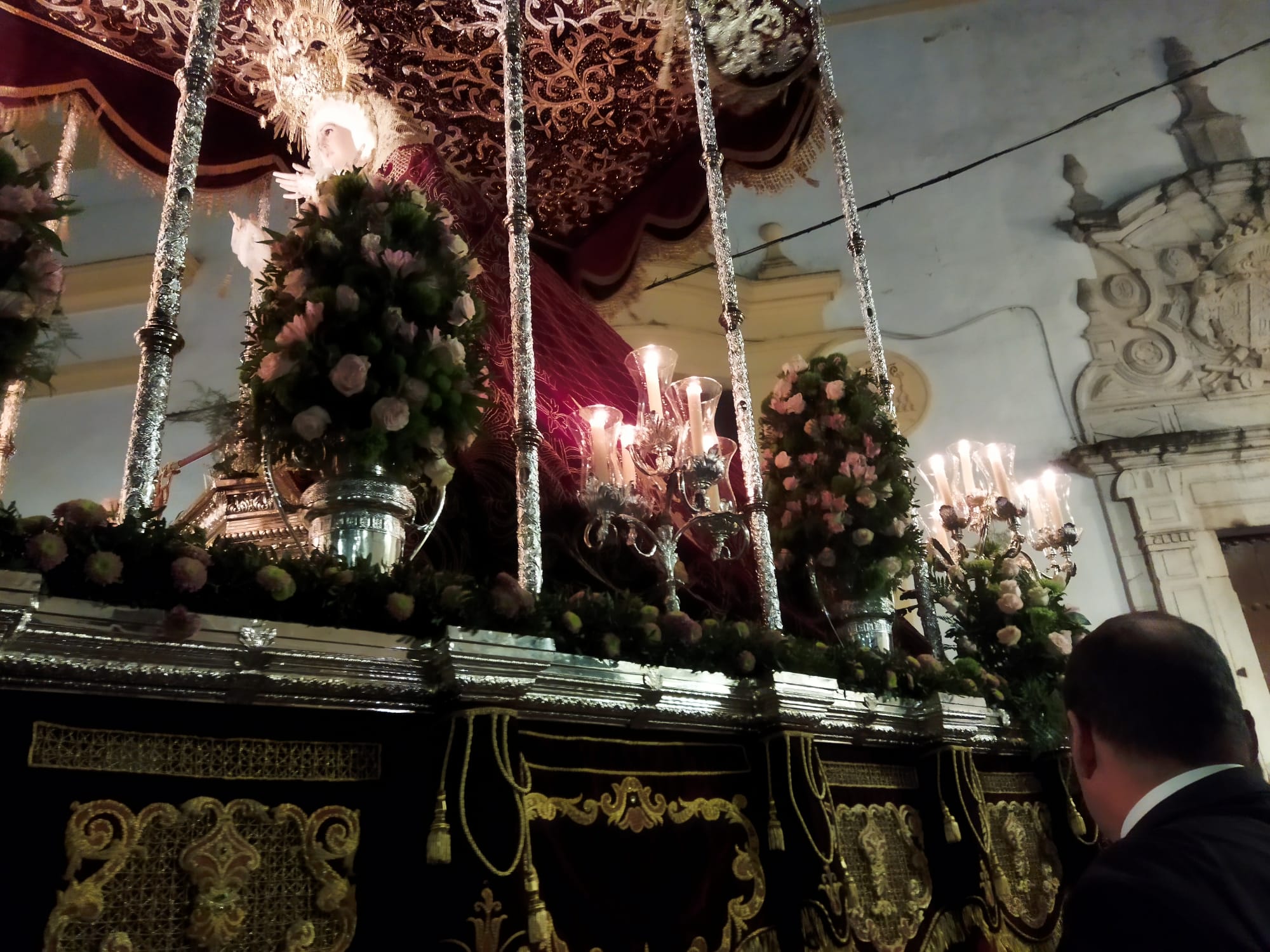 La Esperanza y el Descendimiento aprovecharon un claro para desfilar en Badajoz