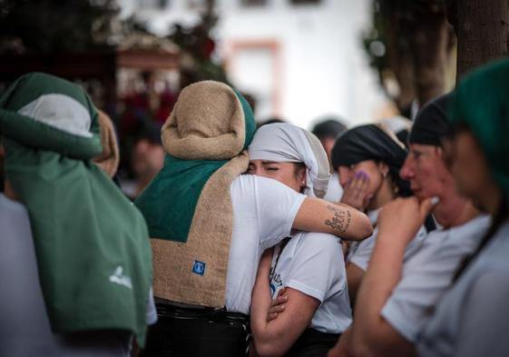 Las costaleras de la Vera Cruz se consuelan.