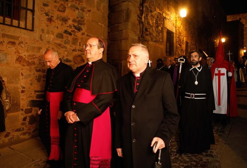 La procesión del Cristo Yacente y la Señora de la Soledad tuvo que regresar al templo por la lluvia. 